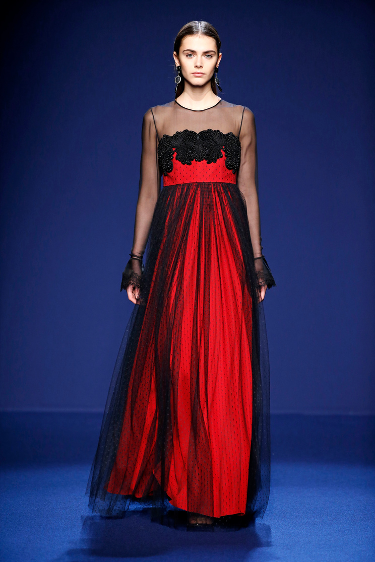 What color can I wear with bright red? Dress like a parisian