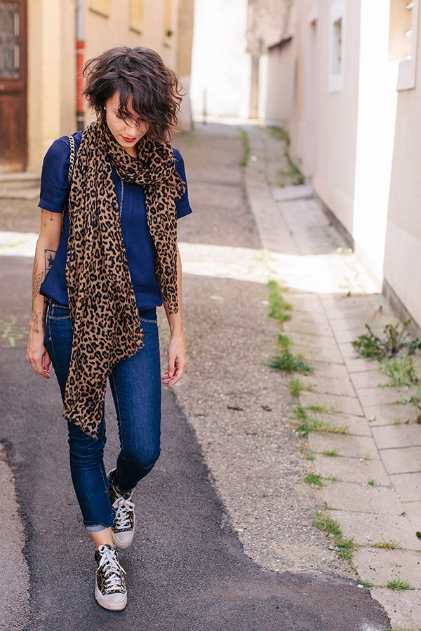 How To Accessorize With Twill Scarves For Summer - Spotted Fashion