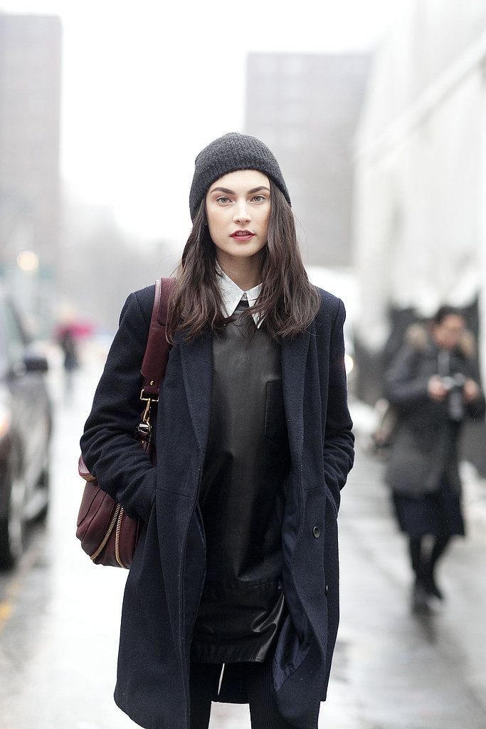 Black coat hotsell street style