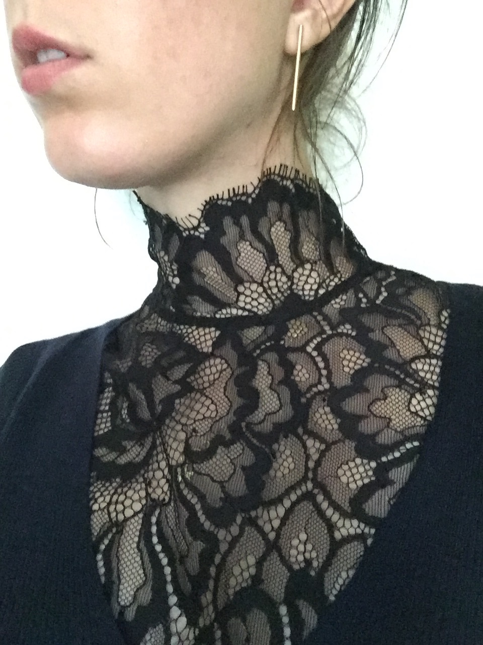 How to wear the victorian collar? Personal Shopper Paris Dress like