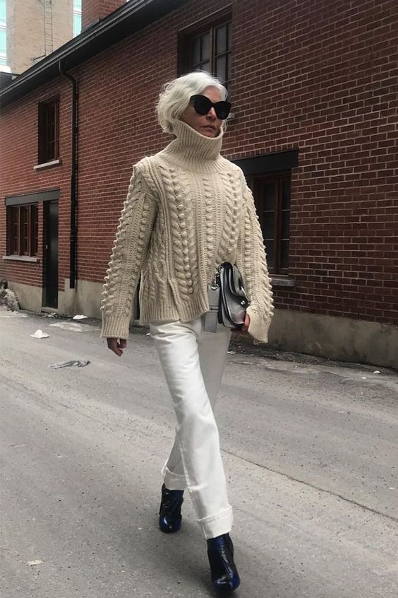 Comment porter le jean blanc en hiver sans risquer le fashion faux pas